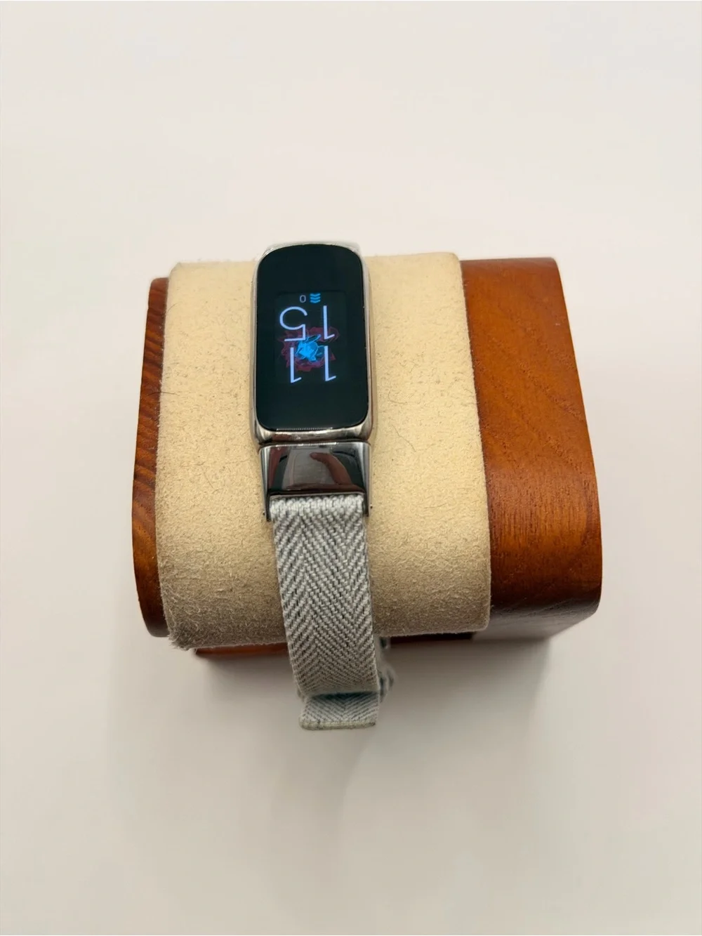Fitbit‎ Luxe, Tested, Chrome Case, Rare Color, Charger Included, New Band
